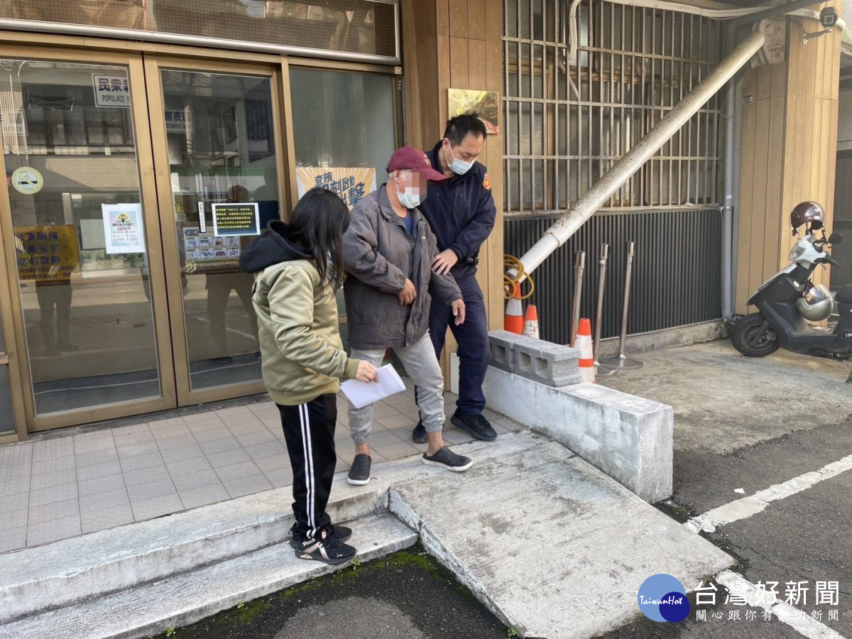 老翁清晨散步身體不適路倒,大園巡警協助返家。<br /><br /> <br /><br />