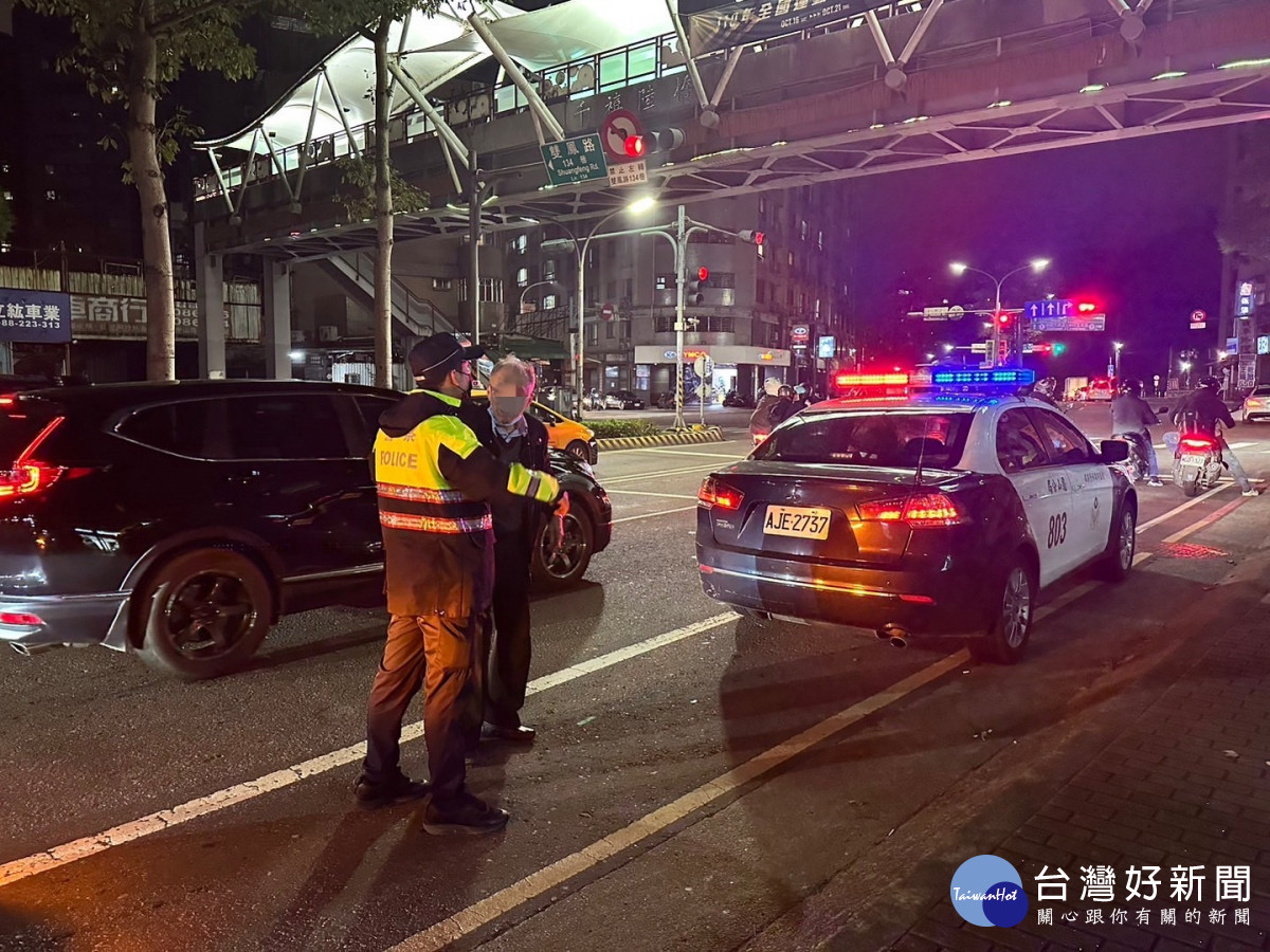 龜山警連續協助2位民眾排除交通困頓窘境。<br /><br /> <br /><br />