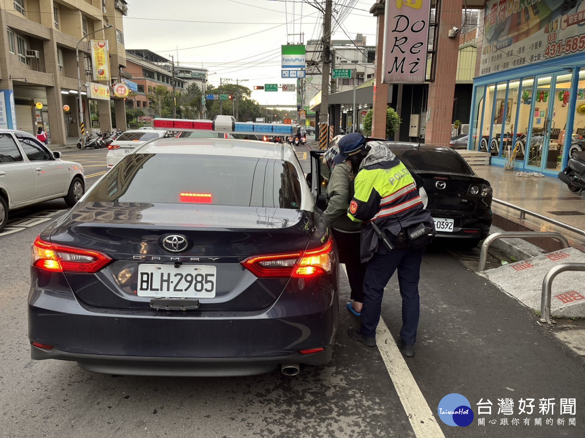 失智翁不肯回家，暖警勸說助返家。<br /><br /> <br /><br /> 