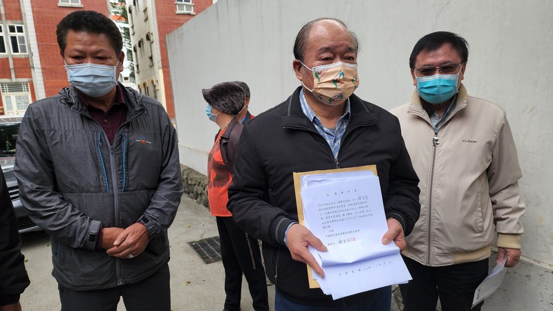 黃國榮黨部前主委葉德馨（前中）9日帶著近70名國民黨員的退黨聲明書，到黃國榮黨部宣布退出國民黨。中央社