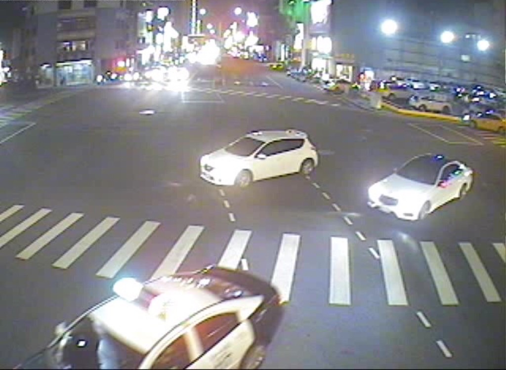 ▲ 員警以警車閃燈鳴笛開道,迅速護送高燒幼童到醫院救治 (圖/台中市警察局 提供)