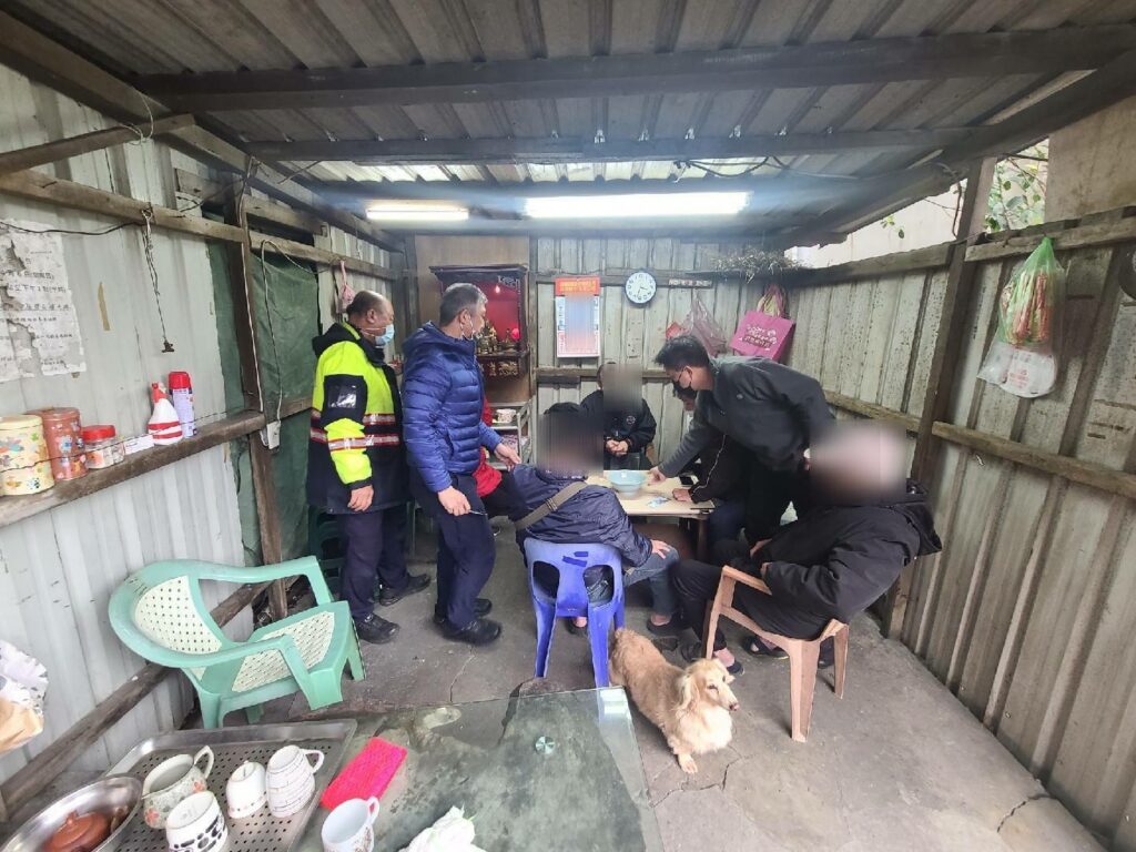 陳姓男子等人在鐵皮屋內賭骰子，警方帶回偵詢後依賭博罪嫌送辦。
