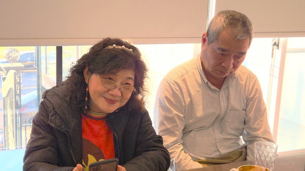 空中大學加拿大服務處執行長梁玉燕伉儷。（圖/陳惠玲攝影）