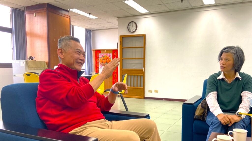 以校友身分拜會空中大學副校長沈中元於台中指導中心。（圖/空大校友梁玉燕提供）