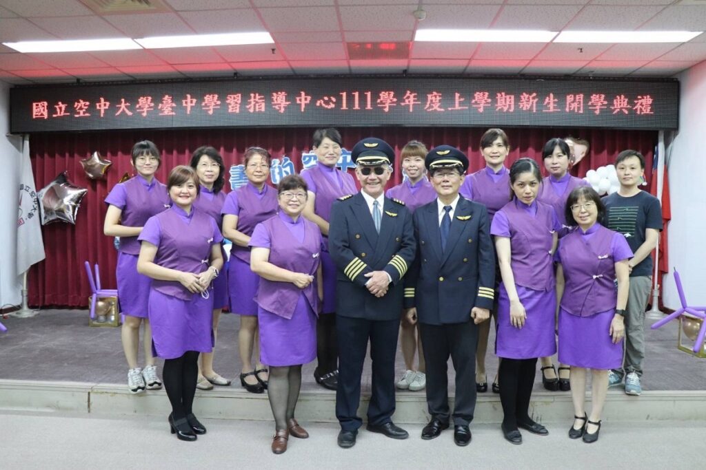 空大副校長沈中元與台中指導中心團隊扮裝迎新生合影。（圖/副校長沈中元提供）