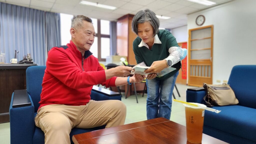 空中大學副校長沈中元贈送《真愛不會一路平坦》親筆簽名一書。（圖/空大校友梁玉燕提供）