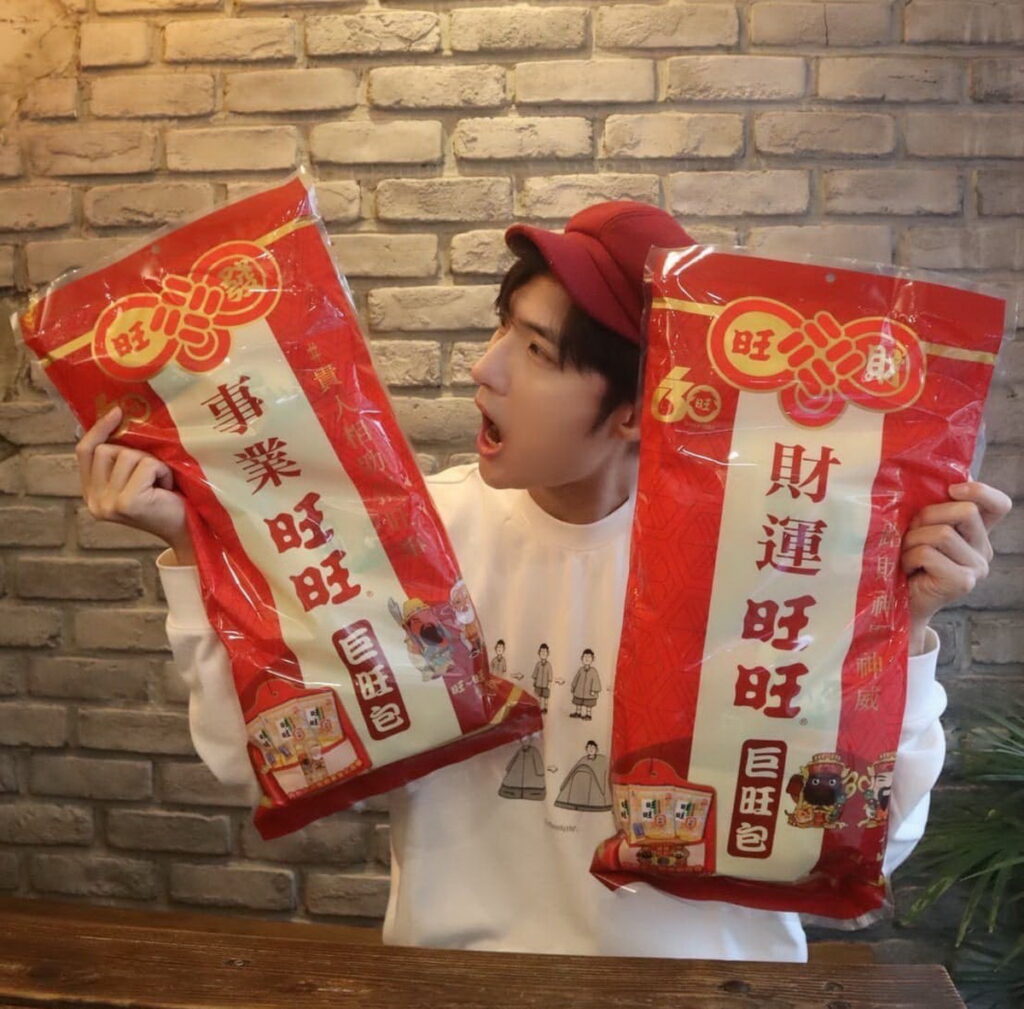 眾多藝人分享過年限定巨型旺旺包裝。【圖片來源:李運慶 FB粉絲專頁。】