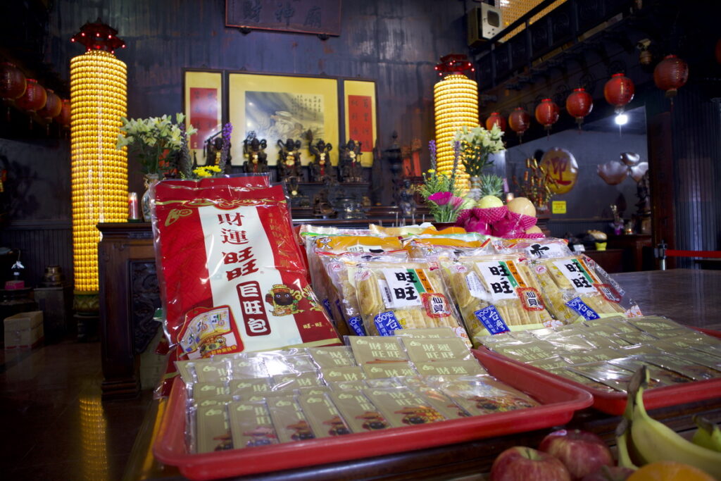 巨旺包與南北兩大宮廟合作,一同推出巨型旺旺仙貝包裝。【圖片來源:宜蘭食品】