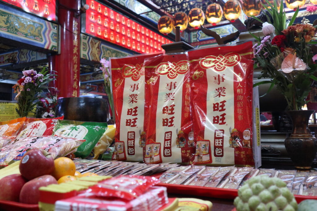 巨旺包與南北兩大宮廟合作,一同推出巨型旺旺仙貝包裝。【圖片來源:宜蘭食品】