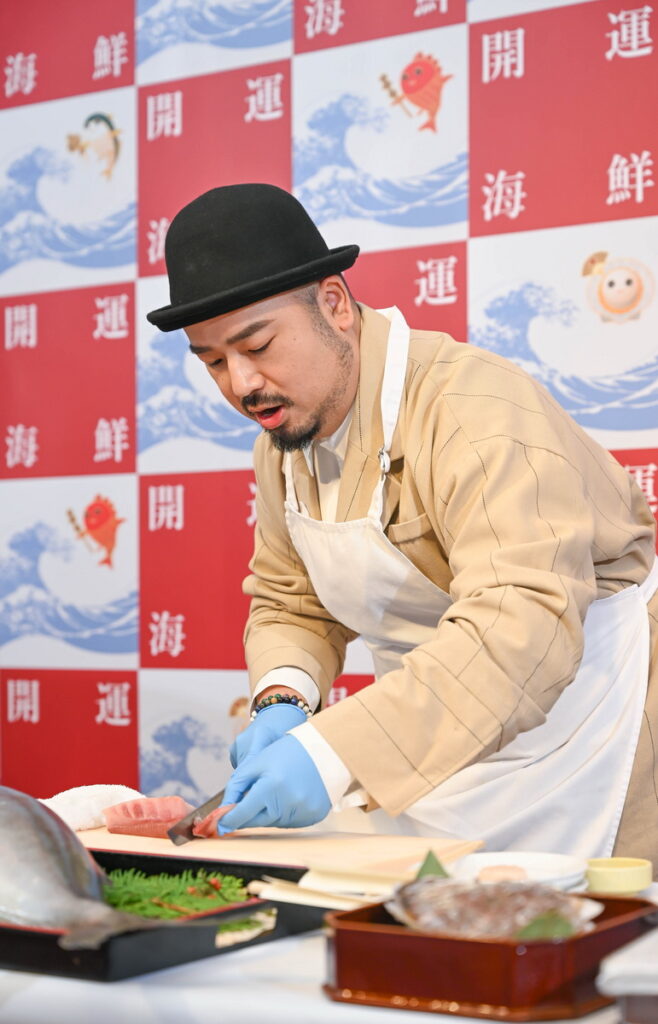 記者會現場更邀請阿達挑戰人生首次親手切生魚片,身為海鮮控的他難掩興奮說自己只會吃不會做,但仍相當熟練地切下一塊厚鰤魚片。