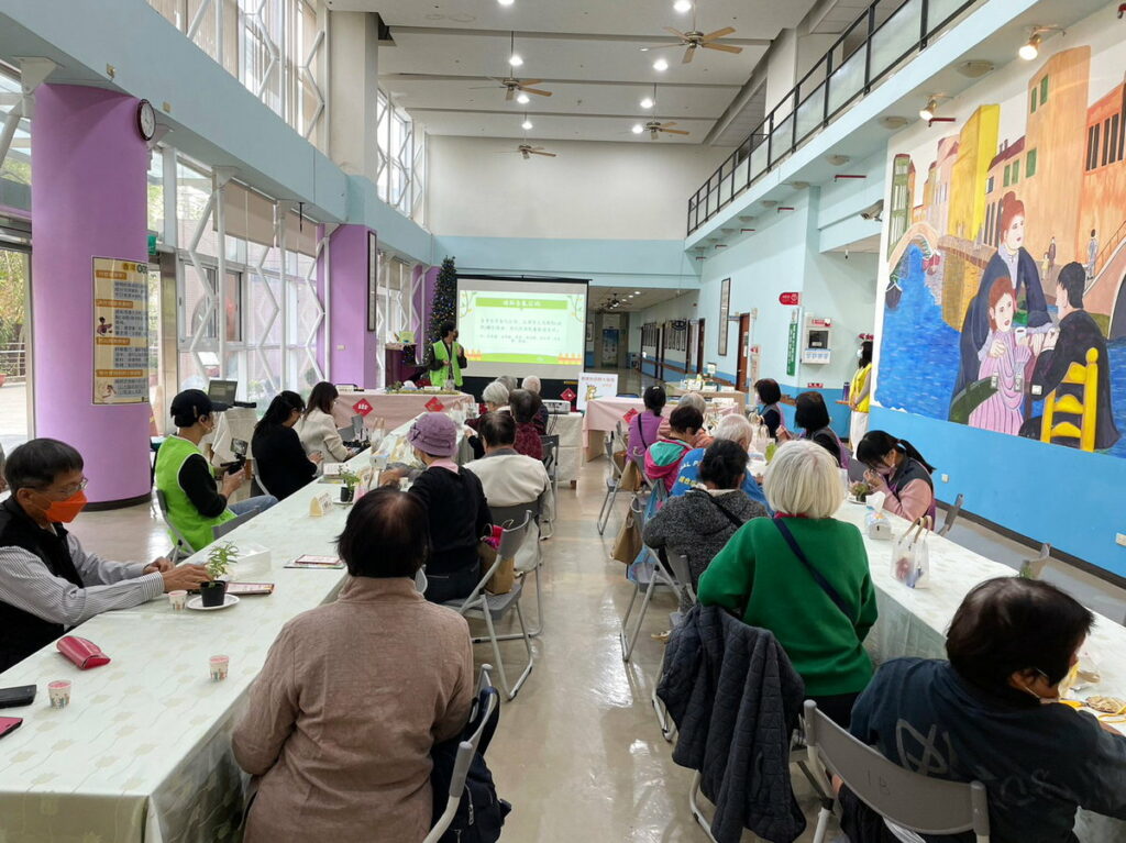 嘉大行銷學系學生為長青園長者介紹新民校區溫室。