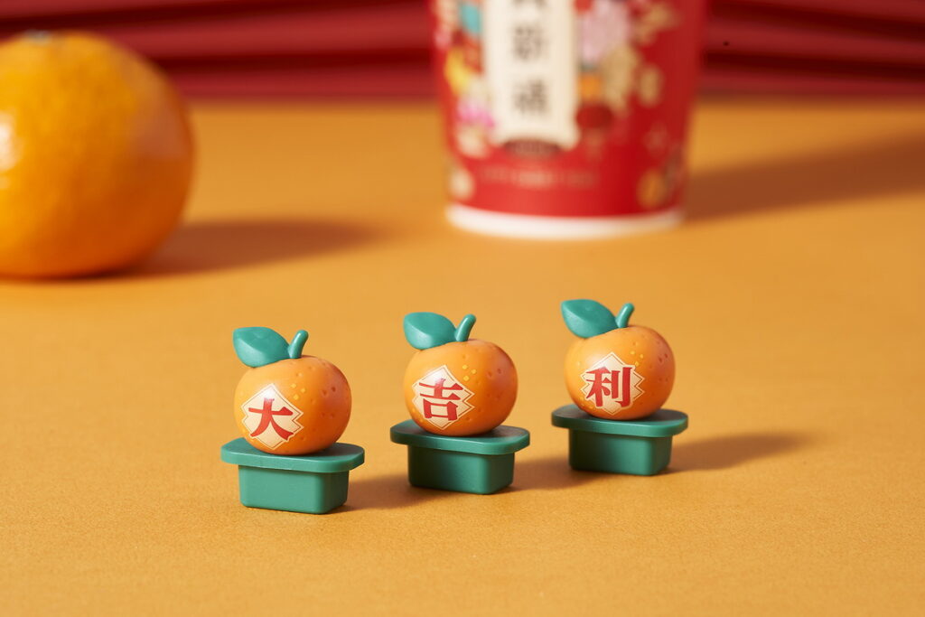 大吉大利柑橘風味拿鐵每杯限量贈送含「大」、「吉」、「利」字樣的立體橘子杯塞乙個(字樣款式隨機)