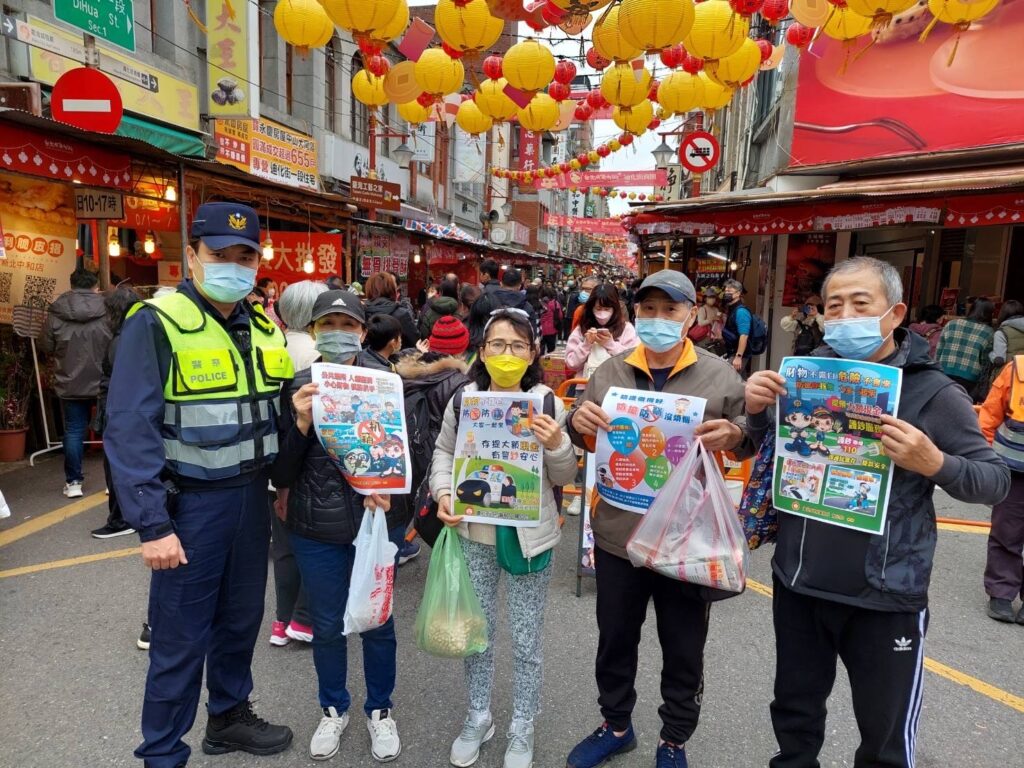 臺北市保安警察大隊於大稻埕迪化年貨大街入口處,進行預防犯罪宣導。