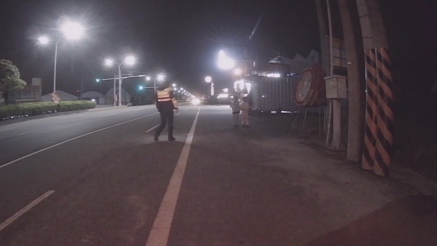 ▲大甲日南所員警於巡邏時發現兩名幼童徘徊街頭，立即趨前關心 (圖/台中大甲分局 提供)