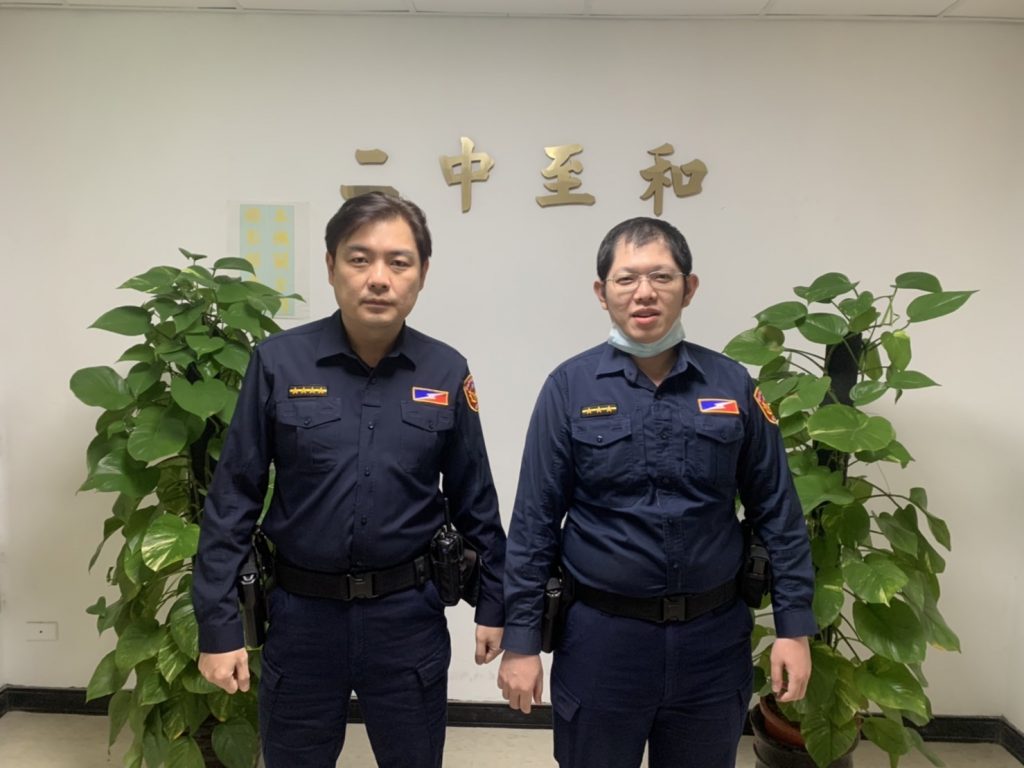 北市保安警察大隊第二中隊小隊長柯昭銘、警員郭政璋等2人(由左至右)。
