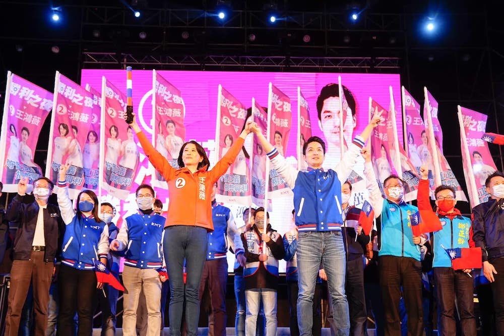 【選後專題2-1】王鴻薇雖贏 藏不住國民黨正萎縮的事實 102 圖為1月8日台北市立委補選前夕,代表國民黨參選的王鴻薇與台北市長蔣萬安高舉雙手,向支持者展現團結。
