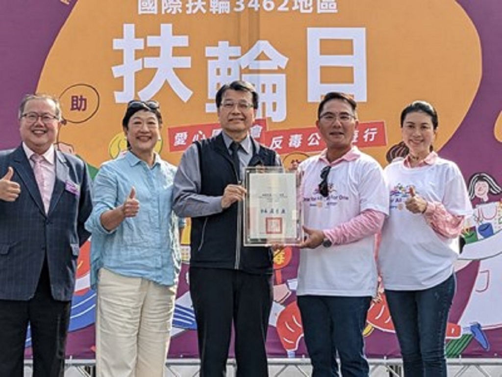 國際扶輪3462地區昨(8)日在台中市民廣場盛大舉辦扶輪日活動,以「人人為我;我為人人;助人為善」為主題,規劃愛心園遊會暨反毒公益遊行,並助台中市政府20萬元。 (圖/記者林㤈輝翻攝)