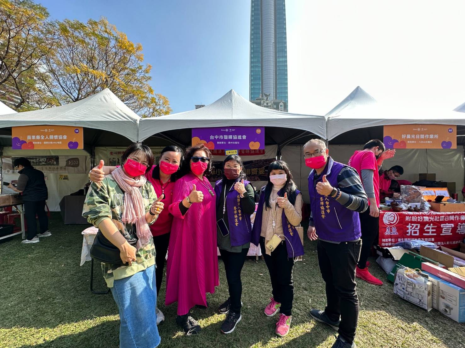 中華鳳山古寺聖王會總會長沈秀穎(左3)率領財務長陳瑾誼、分會長陳家茵等與中市聲暉齊心參與此次公益園遊會,不中斷每月做公益決心,令人欽佩。(圖/記者林㤈輝翻攝)