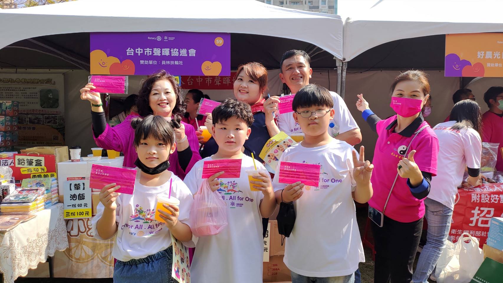 扶輪日公益園遊會活動場面熱鬧不少公益團體積極參與義賣。 (圖/記者林㤈輝翻攝)