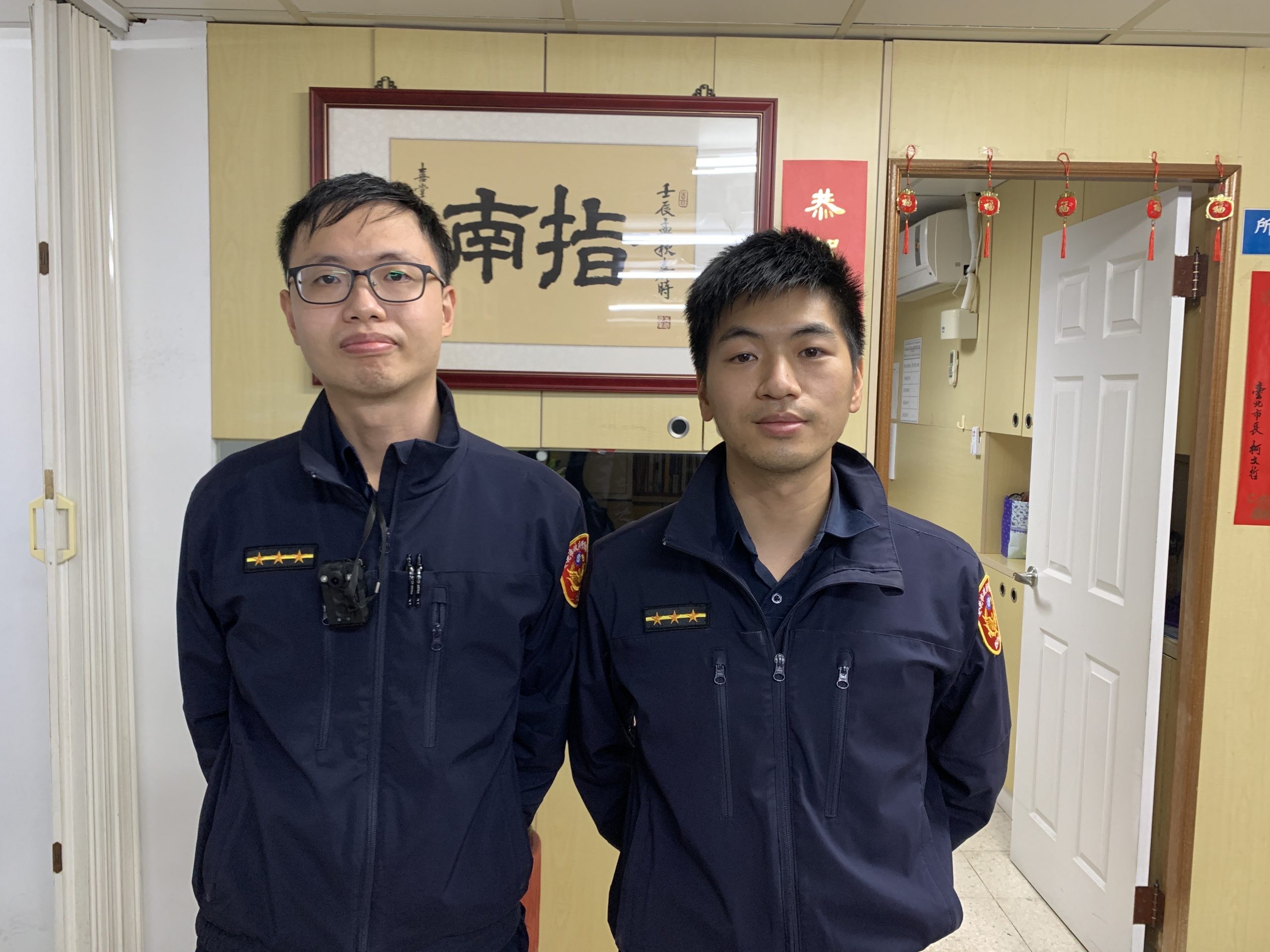 指南所員警莊家承(左)、鄭宇倫(右)巡邏時發現一名精障男裸身遊蕩,立即帶回派出所安置。(記者楊國域翻攝)