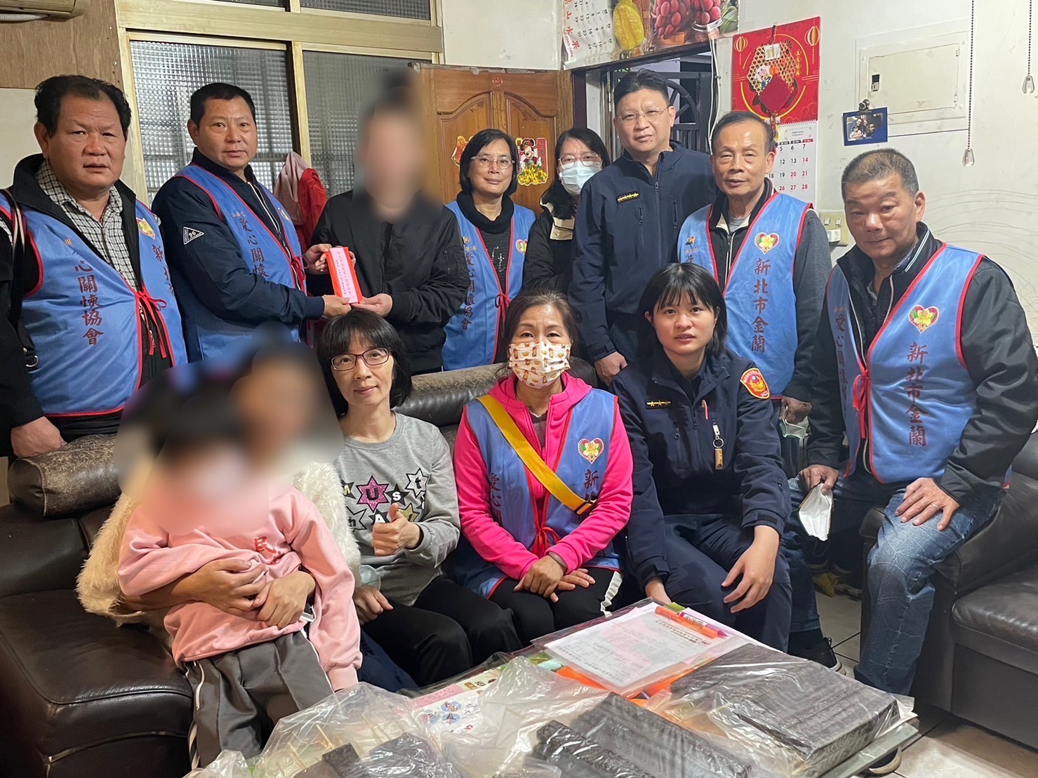 新莊福營所員警送物資給轄內弱勢家庭。(記者戴昱弘翻攝)