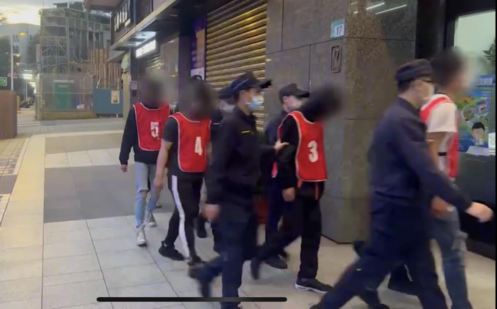 板橋警火速將6名犯嫌逮回法辦。(記者戴昱弘翻攝)