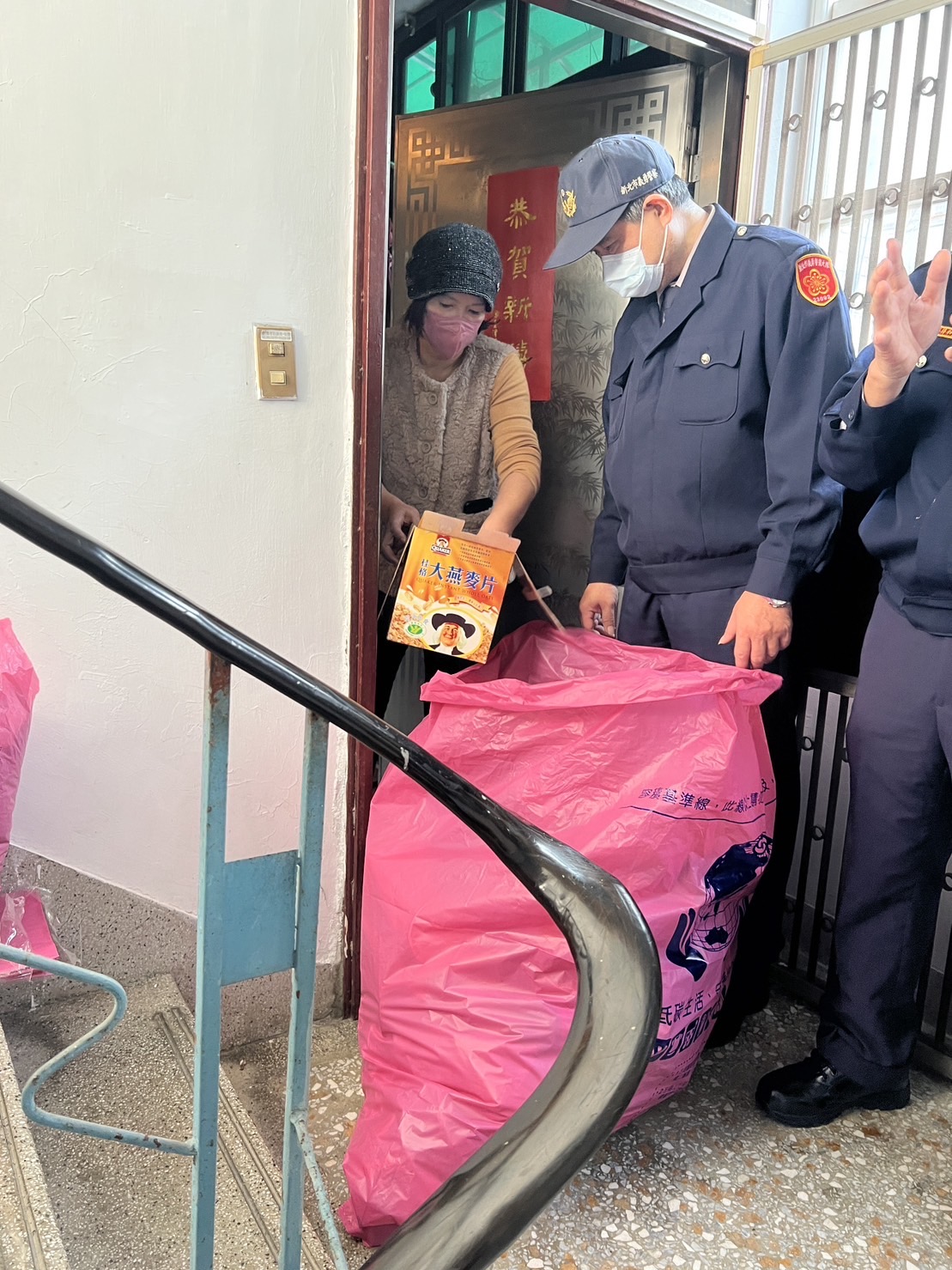 永和警贈物資給轄區獨居長者。(記者徐煜勝翻攝)