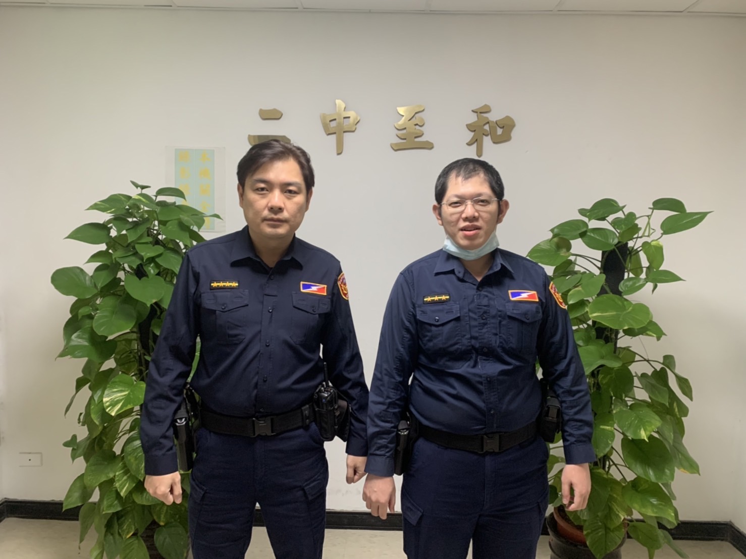 臺北市保安警察大隊第二中隊小隊長柯昭銘、警員郭政璋等2人(由左至右)。(記者宋紹誠翻攝)
