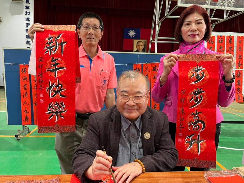 漾新聞|鳥蟲體書法家陳伯宇柳營國中揮毫「鳥語墨香」