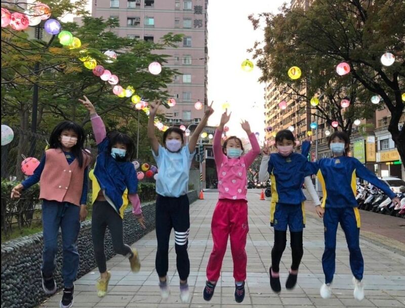 漾新聞|學童彩繪燈籠照亮通學步道 河堤過好年小學生搖身一變成為「社區營造小尖兵」