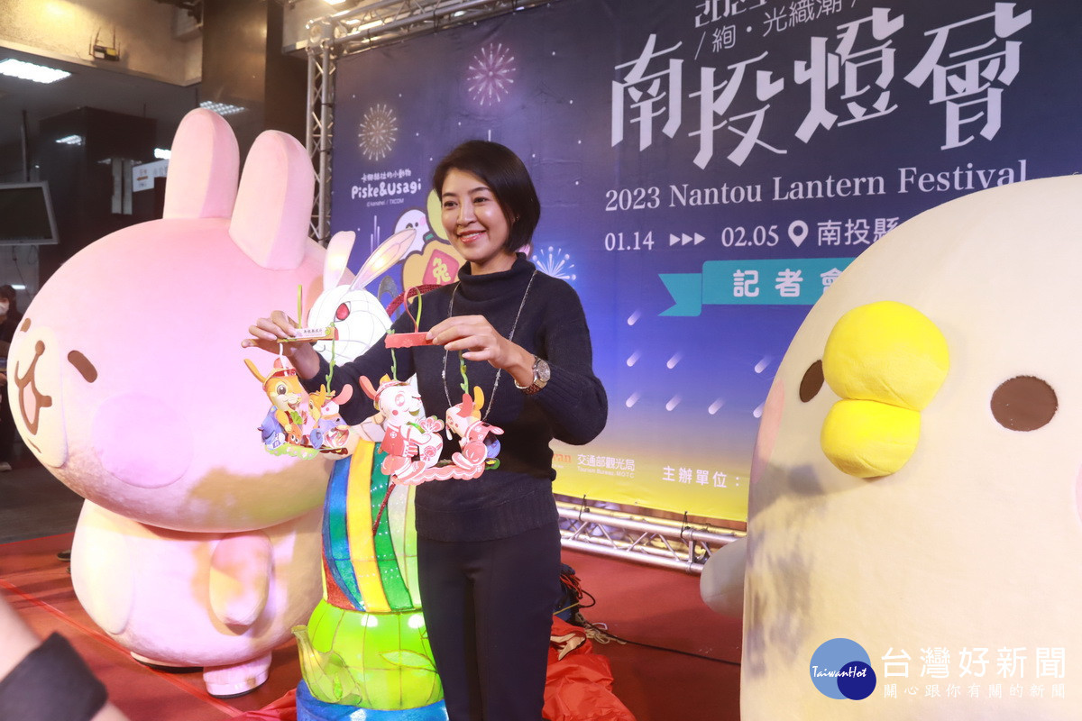 許縣長展示今年小提燈造型可愛。(記者扶小萍攝)
