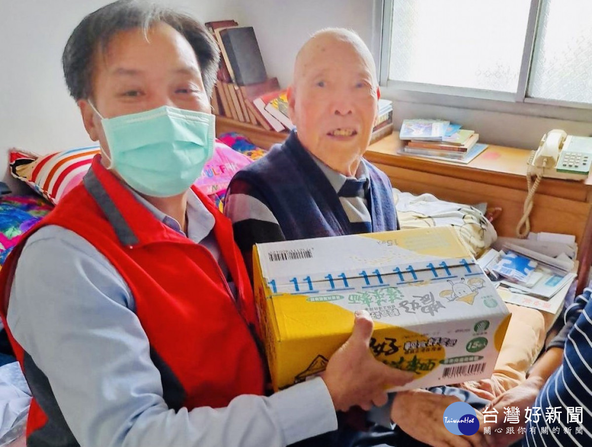 陳重榮組長(左) 至土城區「居安一莊」訪慰,向榮民長輩賀年