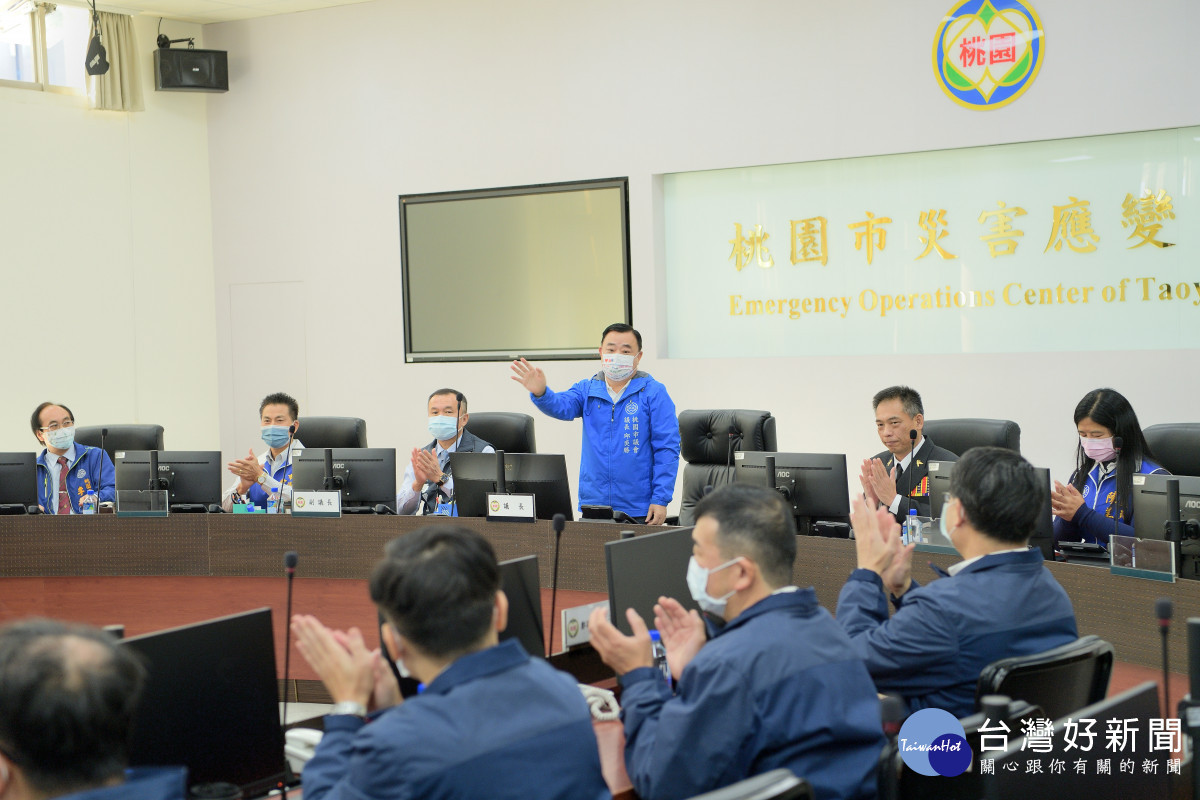 桃園市議會春安慰勞活動,議長邱奕勝致贈慰勞金並肯定警消同仁的付出。