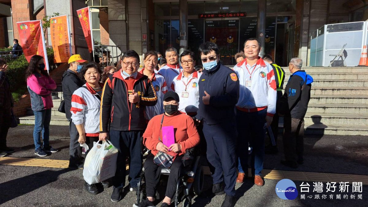 八德警與社團法人觀世音慈心會寒冬送暖,捐助獨居老人及弱勢家庭過好年。<br /><br /> <br /><br />