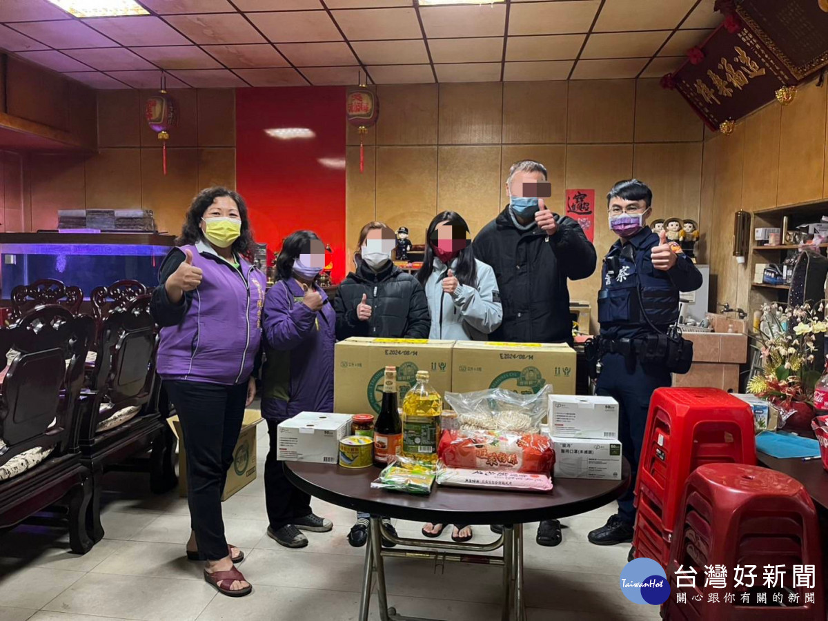 助弱勢過好年，幼獅警同里長暖送物資。