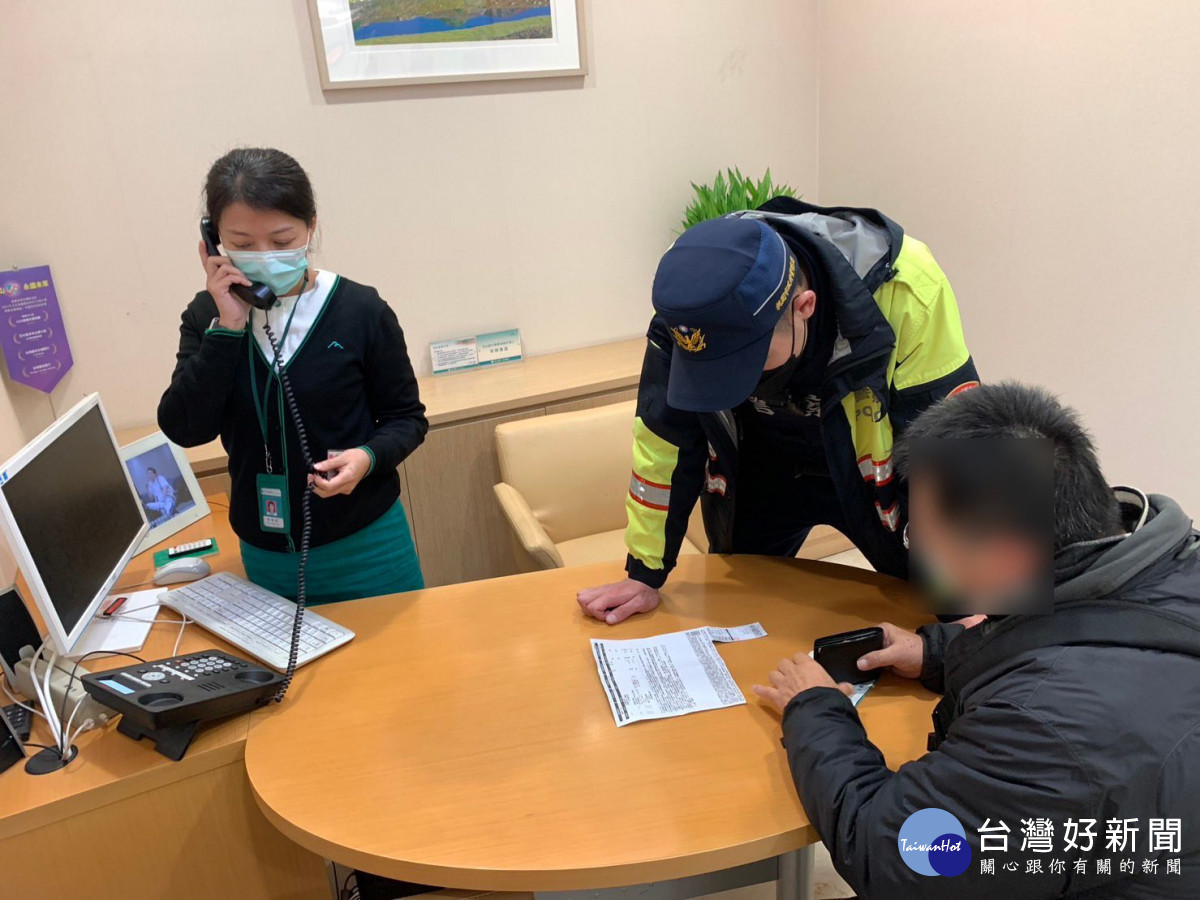 員警及行員不斷的勸說，老翁才恍然大悟自己陷入詐騙陷阱。