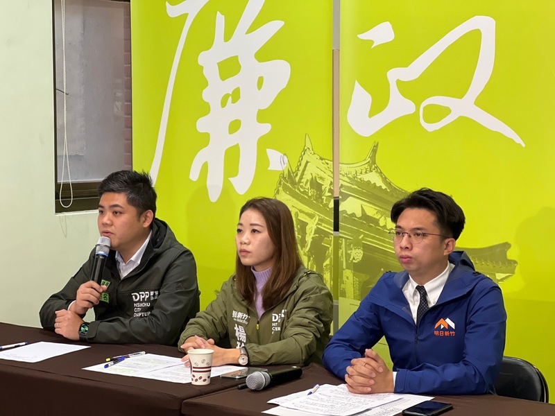 民進黨新竹市黨部主委、市議員陳建名（左）與市議員劉康彥（右）、楊玲宜（中）10日開記者會，呼籲黨中央開除王世堅黨籍。中央社