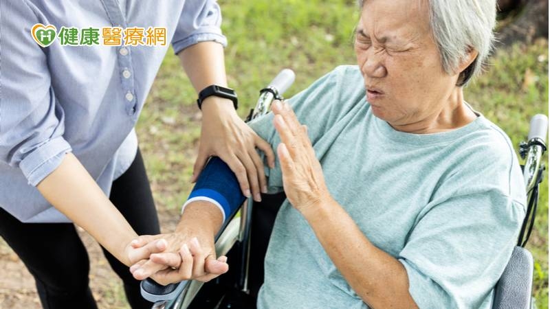 手舉不起來恐不是50肩! 50歲婦人梳頭髮沒氣力竟是免疫疾病