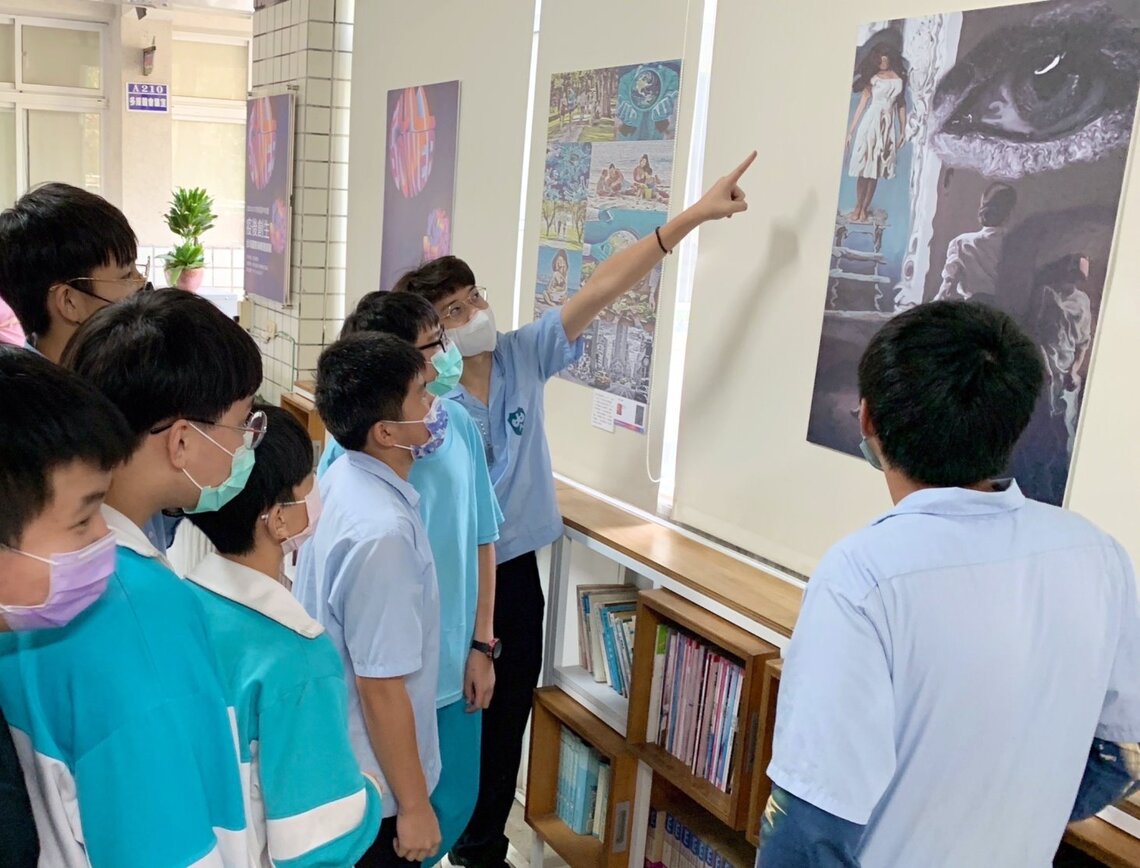 讓學生看見「疫情下的世界」 鳥松國中展出17國藝術家海報