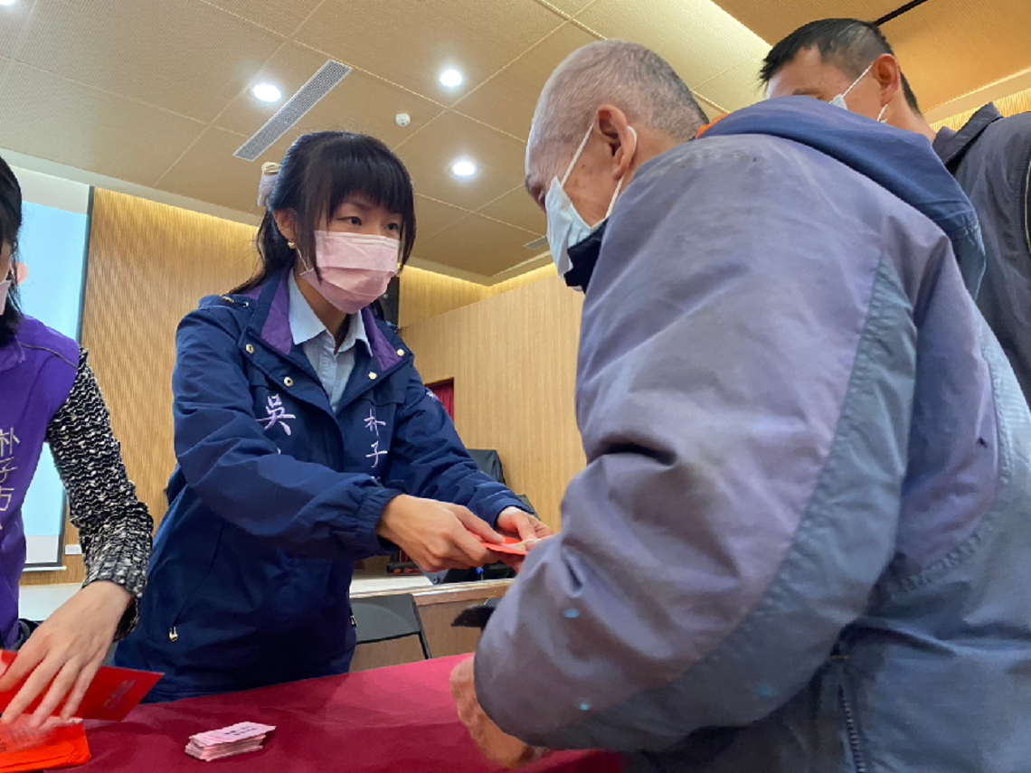 玉兔報喜 嘉縣朴子公所送愛助弱勢迎新春 弱勢家庭不畏寒冷 感受到溫暖的過節氣氛