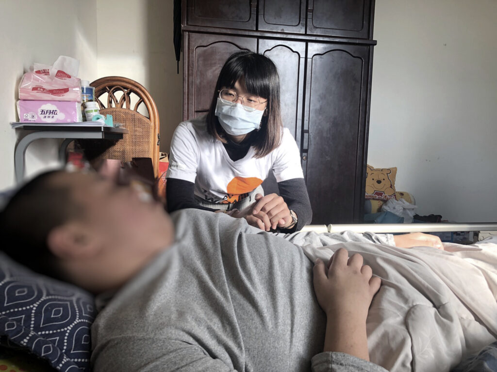 展望會也發現,去年有836名服務兒少的家庭因擔憂費用,即使孩子生病也無法帶孩子就醫或必須降低就醫頻率