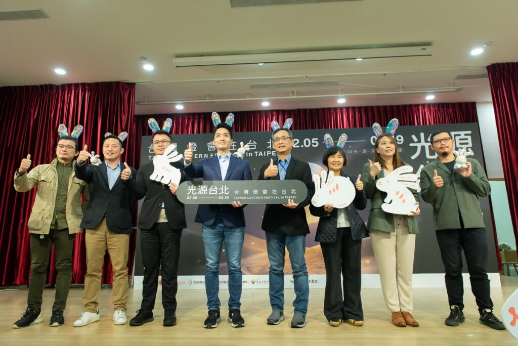 台灣燈會周邊商品發表會 - (左至右)天晴設計 易瑋勝設計總監 、Pinkoi 顏君庭執行長暨共同創辦人、台北市政府產業發展局 陳俊安局長、台北市政府 蔣萬安市長、台北市政府 張溫德副秘書長、台北市政府觀光傳播局 陳淑慧局長、台灣燈會周邊專案負責人 鄭綺文經理、日目視覺藝術有限公司 陳普視覺藝術共同創辦人
