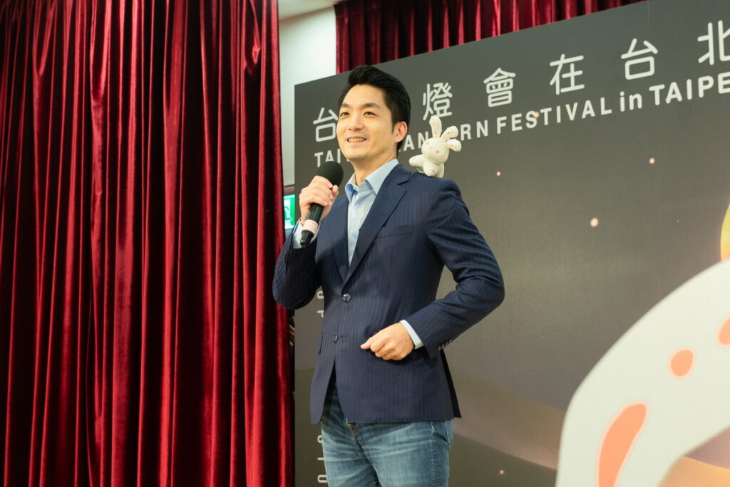 台灣燈會周邊商品發表會 - 蔣萬安市長配戴光源兔吸鐵玩偶致詞