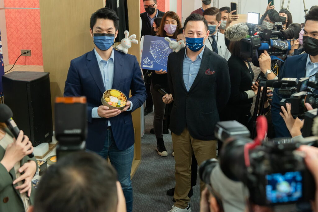 台灣燈會周邊商品發表會 - 蔣萬安市長與Pinkoi執行長顏君庭參觀燈會周邊商品