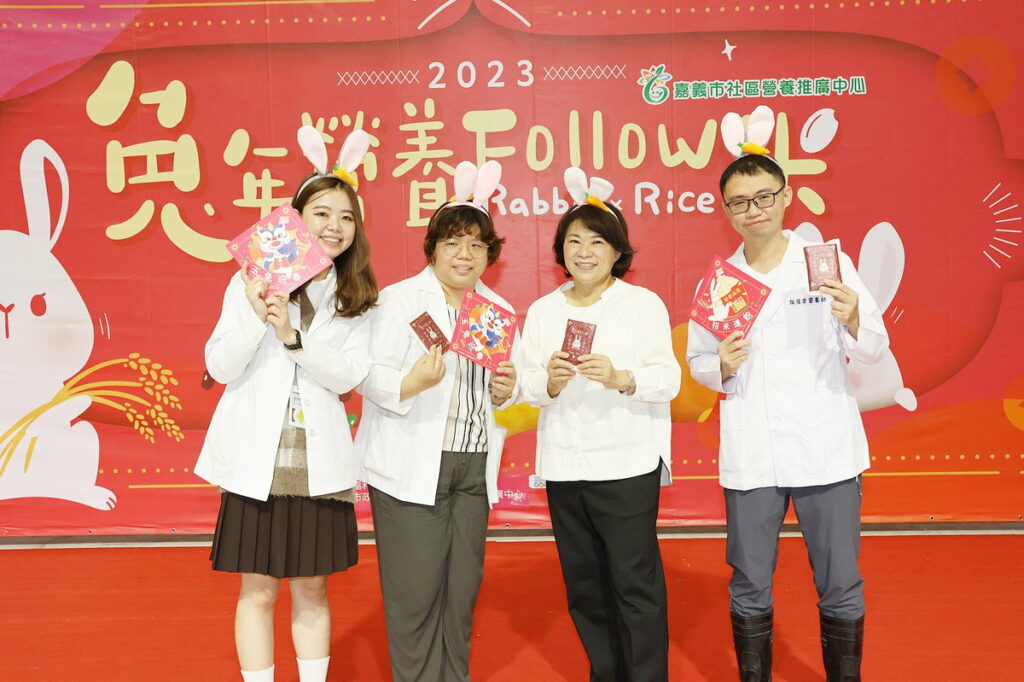 市長與營養師手持春聯及穀兔米合影
