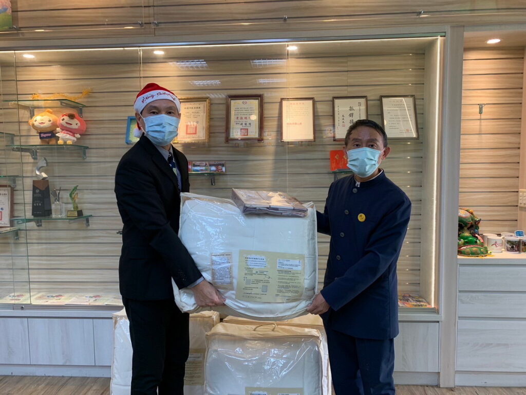 福智團體月稱光明寺捐贈有機暖被至桃園市大崗國小,由校長伍賢龍代表接受