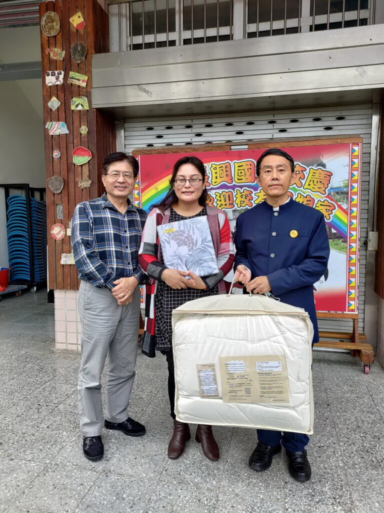 福智團體月稱光明寺捐贈有機暖被至桃園市復興區長興國小,由校方代表接受