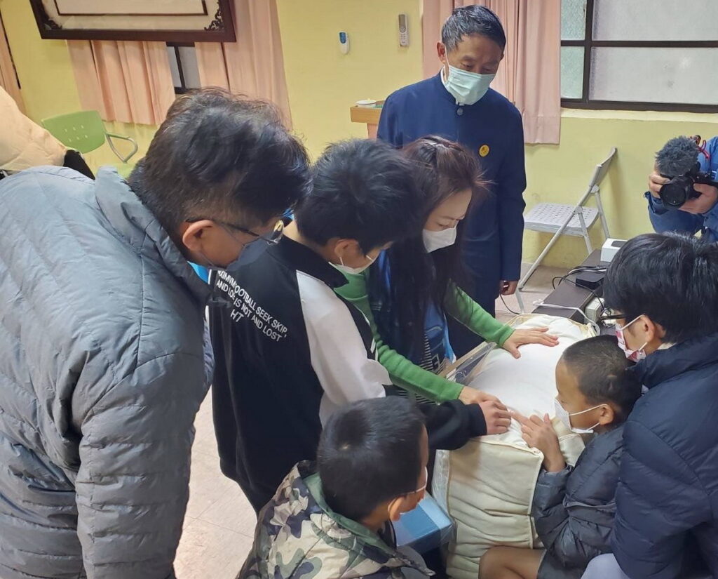 桃園市福源國小學童開心觸摸溫暖的有機棉被
