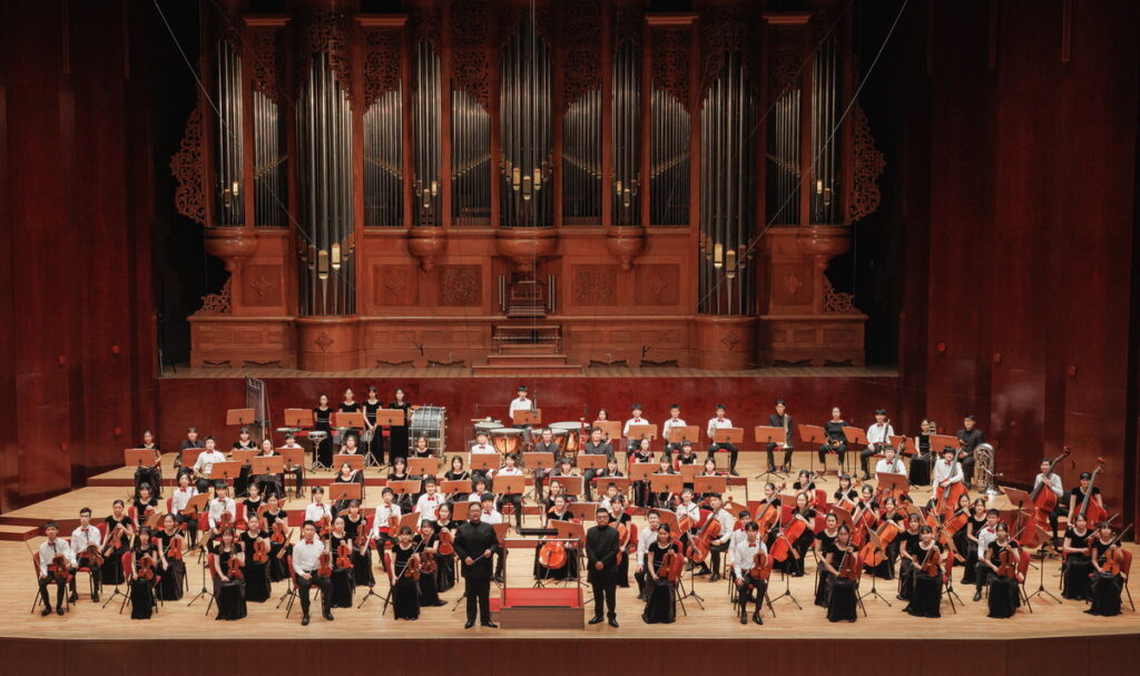 指揮劉柏宏(中左)及游家輔(中右)領軍台北愛樂少年樂團