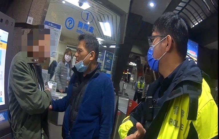 士林分局文林派出所警員吳崧源、黃柏諺勤務中處理失憶迷途案件，能秉持「將心比心」之服務態度，協助安撫、照護，順利聯繫家屬